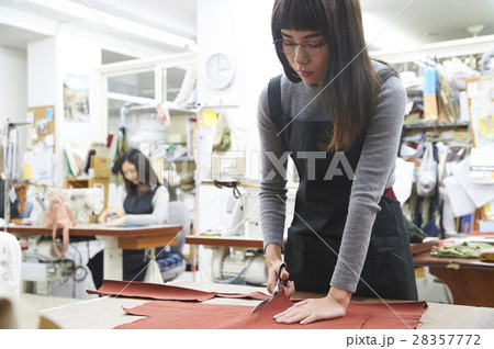 帆布製品を作る女性 帆布製品を作る女性 28357772
