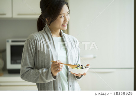 アサイーボウル 若い女性 28359929