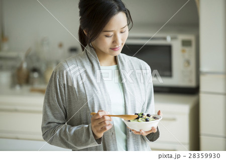 アサイーボウル 若い女性 28359930