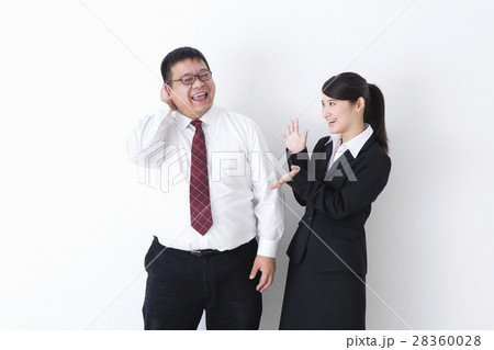 スーツを着た男性 28360028
