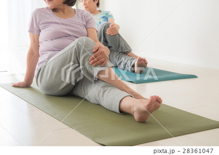 ヨガをする元気な日本人シニア女性 28361047