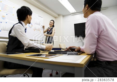 会議 プレゼン 打ち合わせ 女性 男性 チーム ビジネス オフィス ビジネスマン 会議 プレゼン 打ち合わせ 女性 男性 チーム ビジネス オフィス ビジネスマン 28363578