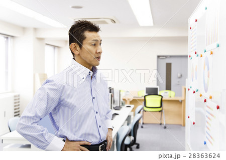 男性　ビジネス　ミドル　管理職　オフィス　ビジネスマン　企画　デスクワーク 28363624