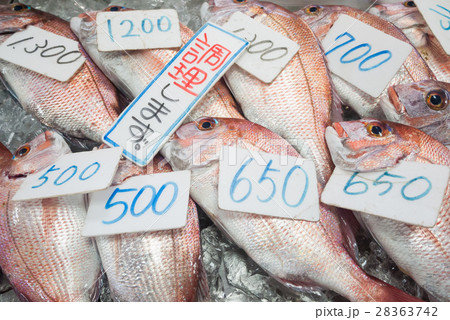 魚屋に並ぶ新鮮な真鯛 28363742