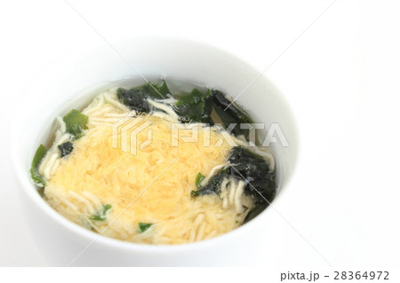 お湯を注いだ乾燥スープ 28364972