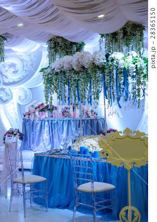 beautiful decor of flowers on a wedding table in a beautiful decor of flowers on a wedding table in a 28365150