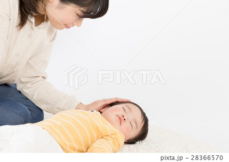 赤ちゃん、寝かす、親子、母、カーペット 赤ちゃん、寝かす、親子、母、カーペット 28366570