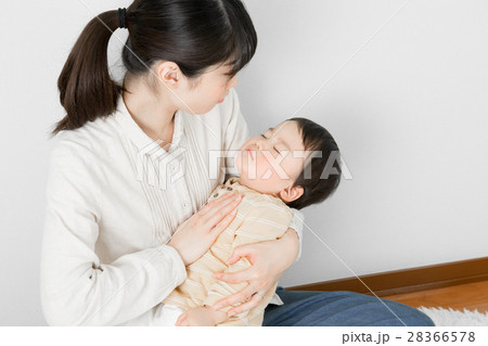 赤ちゃん、寝かす、親子、母、抱っこ 28366578