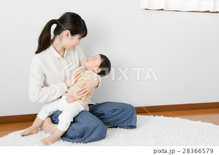 赤ちゃん、寝かす、親子、母、抱っこ 赤ちゃん、寝かす、親子、母、抱っこ 28366579