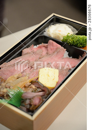 特急電車内で食べるおいしい近江牛ステーキ弁当 特急電車内で食べるおいしい近江牛ステーキ弁当 28366676