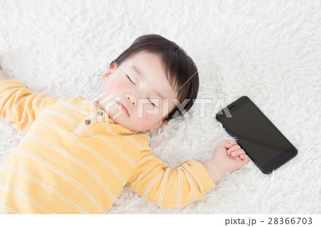 赤ちゃん、寝顔、携帯電話、スマートフォン 28366703