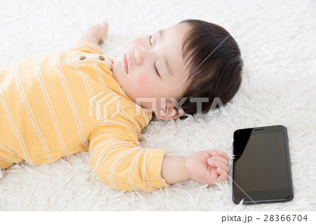 赤ちゃん、寝顔、携帯電話、スマートフォン 28366704
