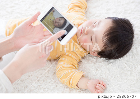 赤ちゃん、撮影、写真、携帯電話、スマートフォン 28366707