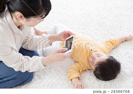 赤ちゃん、撮影、写真、携帯電話、スマートフォン 28366708
