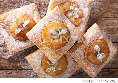 Puff pastry cake with pineapple 28367395