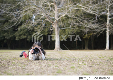 写真を撮る女の子 写真を撮る女の子 28368628