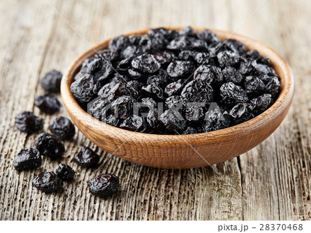 Blueberry in a wooden plate 28370468