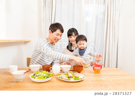 家族 マイホーム 食事シーン パパ ママ 赤ちゃん 1歳児 家族 マイホーム 食事シーン パパ ママ 赤ちゃん 1歳児 28371327