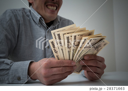 お金を持つ若い男性　黒バック 28371663