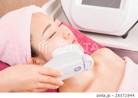 顔　美容機器　機械　フェイシャルエステ　美容イメージ　エステ　女性　リラックス　ビューティーイメージ 28371944