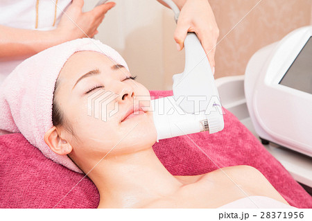 顔 美容機器 機械 フェイシャルエステ 美容イメージ エステ 女性 リラックス ビューティーイメージの写真素材