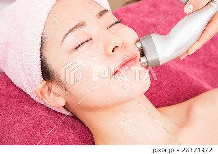 顔 美容機器 機械 フェイシャルエステ 美容イメージ エステ 女性 リラックス ビューティーイメージの写真素材