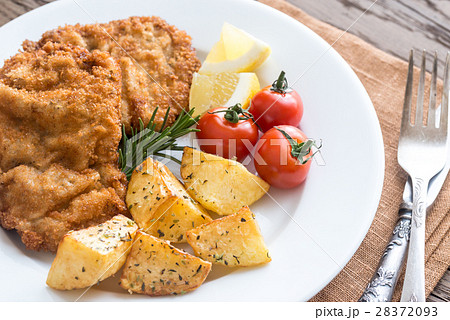 Portion of schnitzel with garnish 28372093