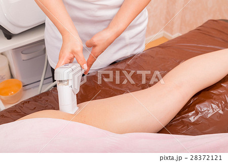 脚 足 美容機器 フットマッサージ 美容イメージ エステ 女性 リラックス ビューティーイメージの写真素材