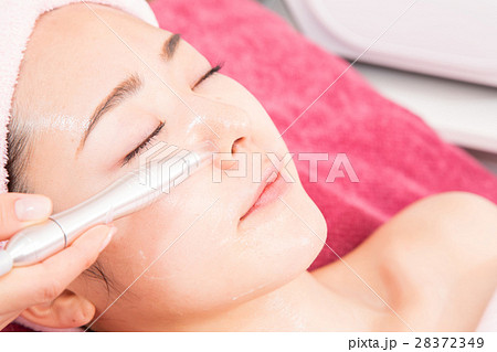 顔 毛穴吸引 美容機器 機械 フェイシャルエステ エステ 女性 リラックス ビューティーイメージの写真素材