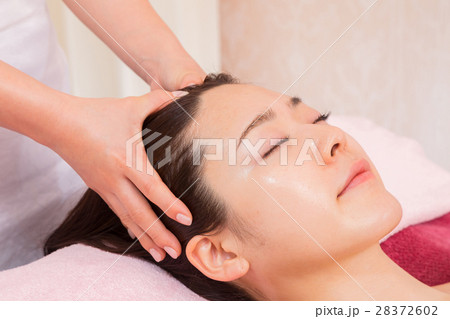 頭　ヘッドマッサージ　頭皮マッサージ　美容イメージ　エステ　女性　リラックス　ビューティーイメージ 28372602