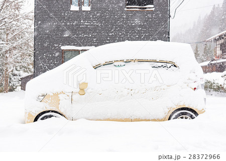 Car under snow 28372966