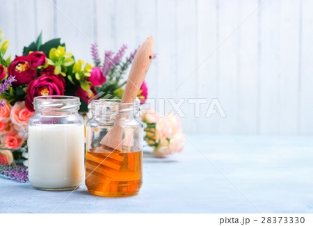 honey and milk 28373330