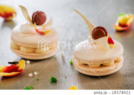 fresh macaroons 28378021