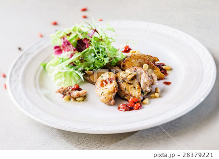 foie gras with salad 28379221
