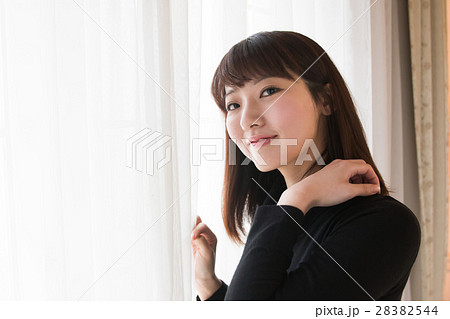 窓際の女性 窓際の女性 28382544