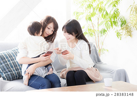 スマートフォンを使う親子 スマートフォンを使う親子 28383148