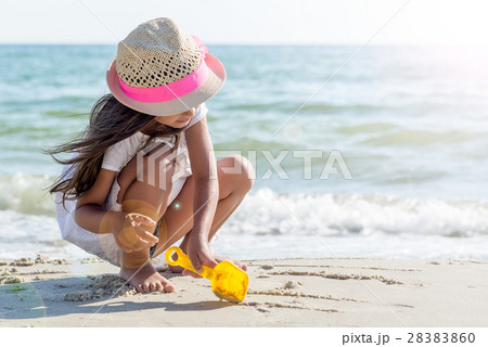 Happy little girl on the beach Happy little girl on the beach 28383860