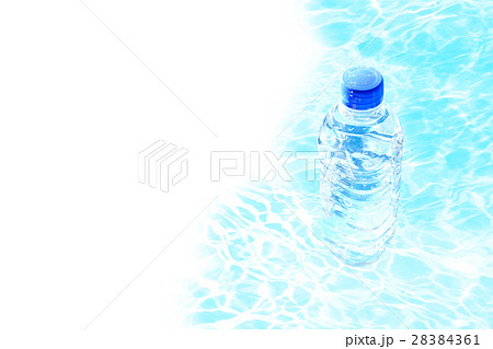 ペットボトル ミネラルウォーター青のイメージのイラスト素材