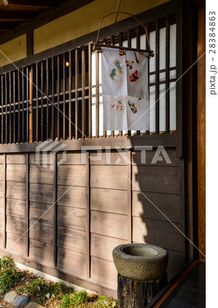 手ぬぐいと手水鉢 28384863