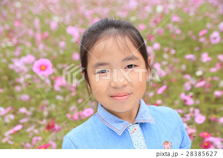 花畑の女の子　小学生 28385627