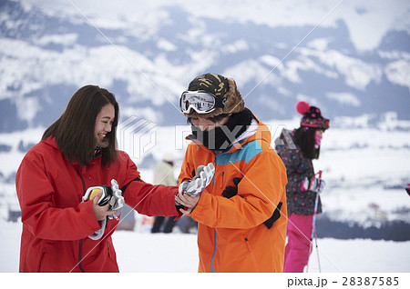 スキー場 カップルの写真素材 28387585 Pixta