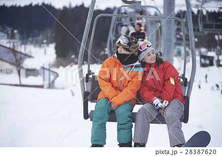 スキー場 リフトに乗るカップルの写真素材 28387620 Pixta