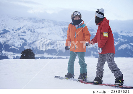 スキー場 カップルの写真素材