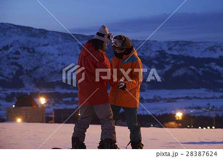 スキー場　カップル 28387624