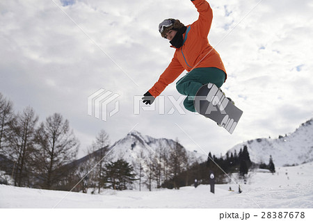 男性　スノーボーダー 28387678