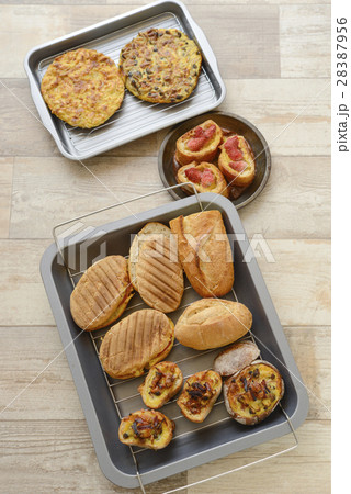 オーブン料理　パン 28387956