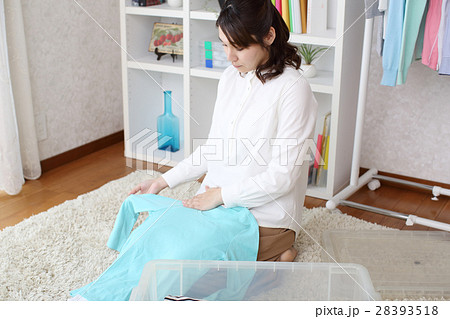 洋服をたたんで収納する女性 28393518