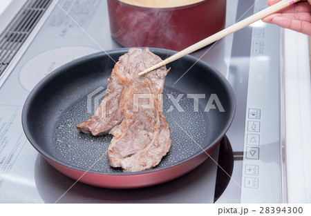 ステーキを焼く 28394300