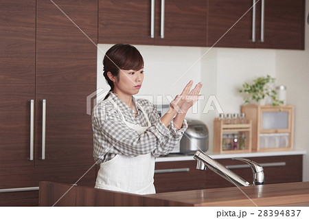 キッチンに立ち水仕事をする女性 キッチンに立ち水仕事をする女性 28394837