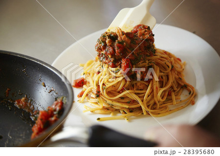 パスタ盛り付け 28395680